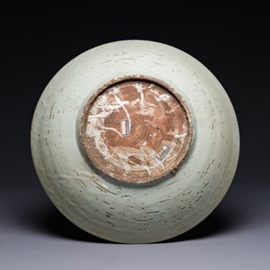 Plat en porcelaine de Chine wucai dite 'de Swatow' à décor des carpes sauteuses, Ming — photo 2