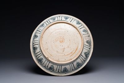 Plat en porcelaine de Vietnam ou Annam en bleu et blanc à décor floral, 15/16ème — photo 2