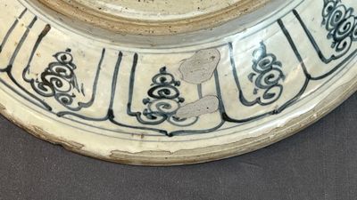 Plat en porcelaine de Vietnam ou Annam en bleu et blanc à décor floral, 15/16ème — photo 3