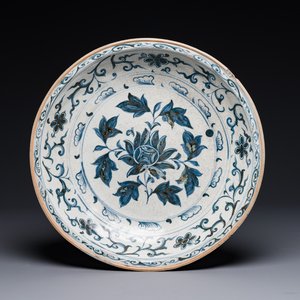 Plat en porcelaine de Vietnam ou Annam en bleu et blanc à décor floral, 15/16ème — photo 1