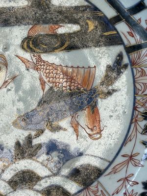 Plat en porcelaine Imari du Japon à décor de carpes, Edo, 17ème — photo 3
