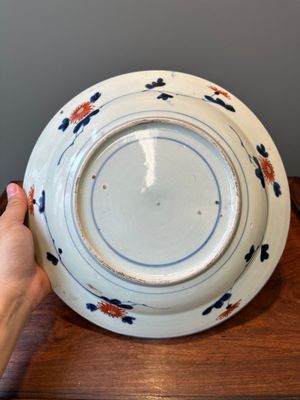 Plat en porcelaine Imari du Japon à décor de carpes, Edo, 17ème — photo 7