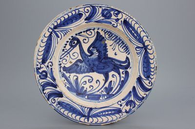 Plat espagnol, Puente del Arzobispo, décor bleu et blanc avec une grue, 1575-1600