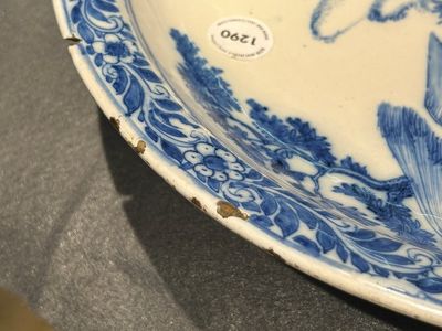 Plat exceptionnel en faïence en bleu et blanc à décor de l'Adoration des Mages, atelier Verstraeten, Haarlem, ca. 1640-1660 — photo 9