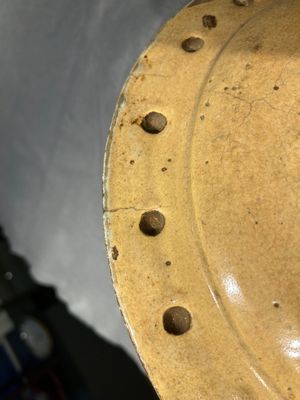 Plat exceptionnel en majolique hollandais polychrome à décor d'un putto volant au-dessus d'une clôture, probablement Haarlem, 1ère moitié du 17ème — photo 2