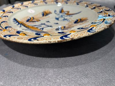 Plat exceptionnel en majolique hollandais polychrome à décor d'un putto volant au-dessus d'une clôture, probablement Haarlem, 1ère moitié du 17ème — photo 6