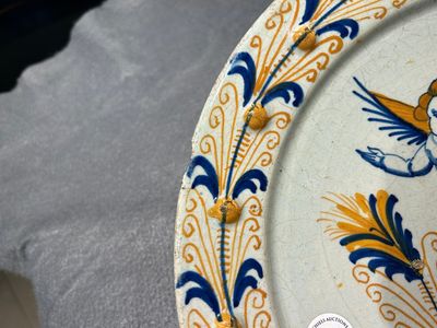 Plat exceptionnel en majolique hollandais polychrome à décor d'un putto volant au-dessus d'une clôture, probablement Haarlem, 1ère moitié du 17ème — photo 7