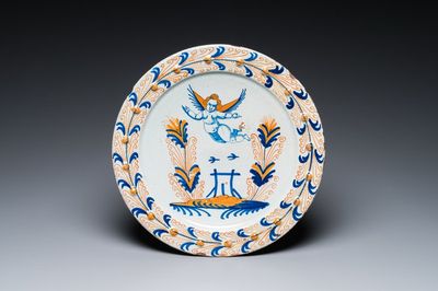 Plat exceptionnel en majolique hollandais polychrome à décor d'un putto volant au-dessus d'une clôture, probablement Haarlem, 1ère moitié du 17ème