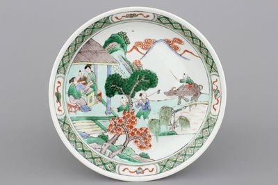 Plat fin à décor de scènes de villages, famille verte, 19e