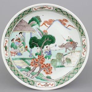 Plat fin à décor de scènes de villages, famille verte, 19e — photo 1