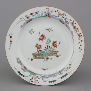 Plat fin en porcelaine de Chine, style Kakiemon, Qianlong, 18e — photo 1