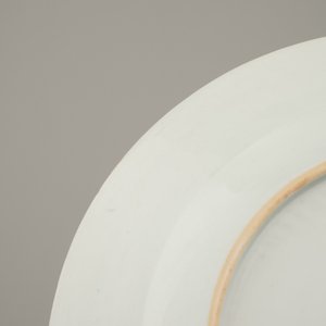 Plat fin en porcelaine de Chine, style Kakiemon, Qianlong, 18e — photo 3
