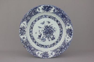 Plat impressionant de Rouen, bleu et blanc avec chinoiserie, fin 17e