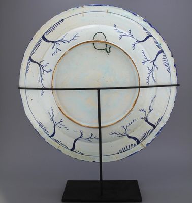 Plat impressionant en faïence, France Nevers, bleu et manganèse à la chinoiserie, 17e