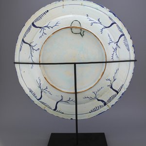 Plat impressionant en faïence, France Nevers, bleu et manganèse à la chinoiserie, 17e — photo 1