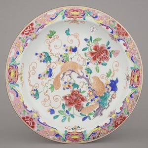 Plat impressionant en porcelaine de Chine à décor d'écureuils, famille rose, 18e — photo 1