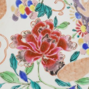 Plat impressionant en porcelaine de Chine à décor d'écureuils, famille rose, 18e — photo 3