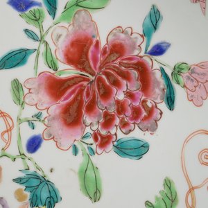 Plat impressionant en porcelaine de Chine à décor d'écureuils, famille rose, 18e — photo 7