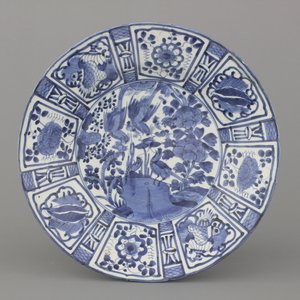 Plat japonais avec oiseaux dans le feuillage, style Ming, Arita, période Edo, 17e — photo 1
