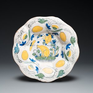 Plat lobé en faïence de Delft polychrome à décor d'un chat, fin du 17ème — photo 1