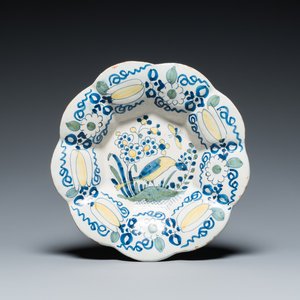 Plat lobé en faïence de Delft polychrome à décor d'un oiseau, fin du 17ème — photo 1