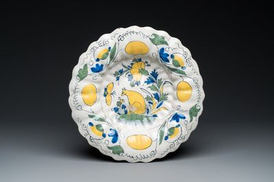 Plat lobé en faïence de Delft polychrome figurant un chat, fin du 17ème