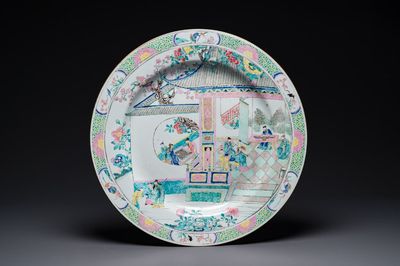 Plat massif en porcelaine de Chine famille rose à décor narratif, Yongzheng