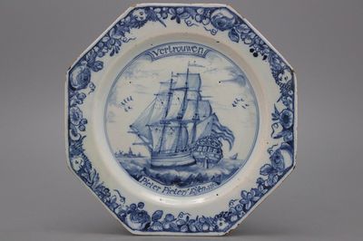 Plat octogonal Liverpool style Delft, décor navire daté 1761