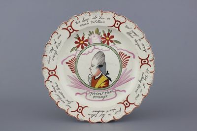 Plat orangiste anglais "creamware", peint en Hollande, décor portrait royal, Leeds, 18e