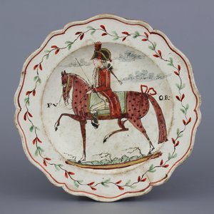 Plat orangiste anglais "creamware", peint en Hollande, portrait d'un cavalier royal, Leeds, 18e — photo 1