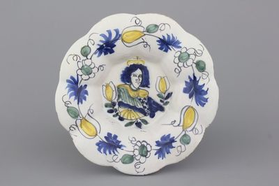 Plat orangiste côtelé en faïence polychrome de Delft, portrait Queen Mary, 18e