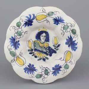 Plat orangiste côtelé en faïence polychrome de Delft, portrait Queen Mary, 18e — photo 1