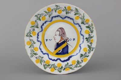 Plat orangiste en faïence polychrome de Delft, décor portrait royal, 18e