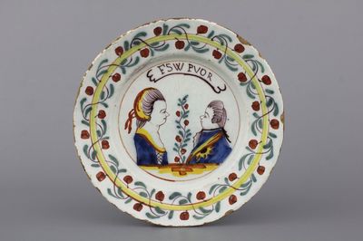 Plat orangiste en faïence polychrome de Delft, décor portrait royal, 18e