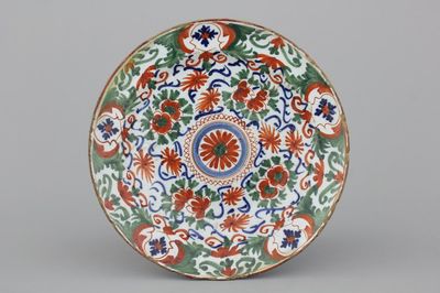 Plat ornamental en faïence polychrome de Delft, décor floral, 18e