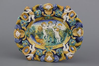 Plat ovale polychrome montée en relief, avec putti décornant une chèvre, 18e-19e