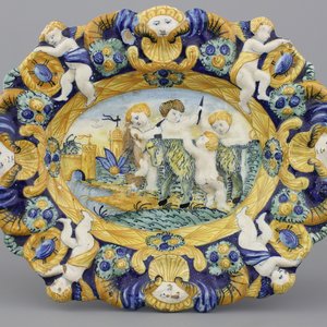 Plat ovale travaillé en relief, avec putti décornant une chèvre, 18e-19e — photo 1