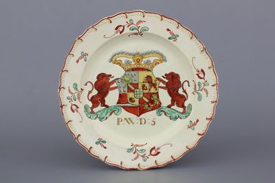 Plat rare anglais à écusson royal "creamware", peint en Hollande, Leeds, 18e