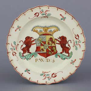 Plat rare anglais à écusson royal "creamware", peint en Hollande, Leeds, 18e — photo 1