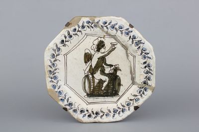 Plat rare en majolique de Haarlem, décor Bacchus sur tonneau, 17e
