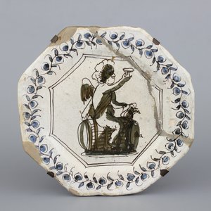 Plat rare en majolique de Haarlem, décor Bacchus sur tonneau, 17e — photo 1