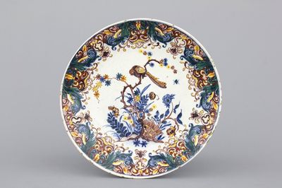 Plat remarquable en faïence polychrome de Delft, style Kakiemon, 18e