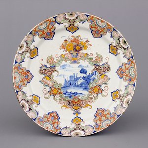 Plat très fin en faïence polychrome de Delft, scène paysage, 18e — photo 1
