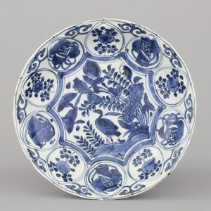 Plat Wan-Li en porcelaine de Chine, bleu et blanc, à décor d'un canard, dynastie Ming, 16e — photo 1