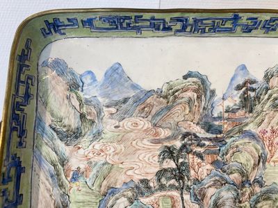 Plateau de forme rectangulaire en émaux de Canton à décor d'un paysage montagneux, Chine, Yongzheng — photo 2