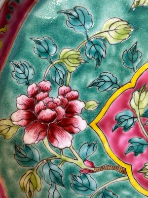 Plateau en porcelaine de Chine famille rose pour le marché Straits ou Peranakan, 19ème — photo 2