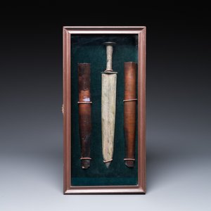 Poignard chinois en bronze et son fourreau en bois dans une boîte de présentation, Chine, Han — photo 2