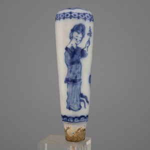 Poignée de couteau rare en faïence de Delft, bleu et blanc avec chinoiserie, fin 17e — photo 1
