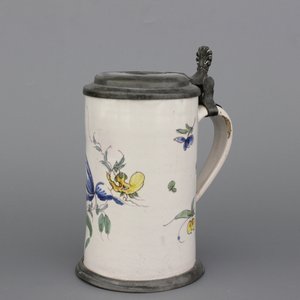 Polychrome beker in Frans aardewerk met tinmontuur, 18e eeuw — foto 1