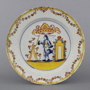 Polychrome Delftse orangistische tekstschotel, 18e eeuw — foto 1